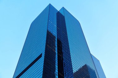 Los Angeles şehir merkezinde bir gökdelen tamamen açık mavi bir gökyüzünün zemininde dimdik duruyor..