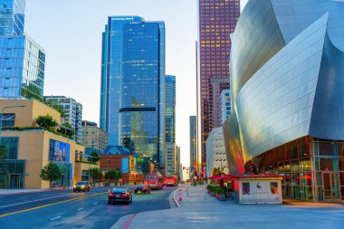 Los Angeles, Kaliforniya - 21 Ocak 2023: Walt Disney Konser Salonu ve Şehir Ulusal Bankası 'nın şehrin göbeğinde dimdik duran muhteşem akşam manzarası