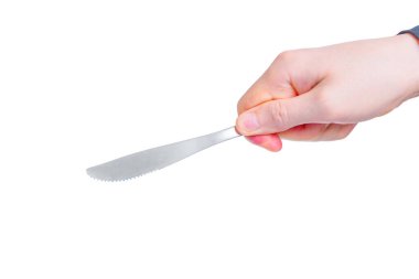 Elinde beyaz arka planda izole edilmiş bir masa bıçağı var.