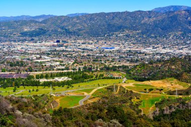 Los Angeles 'ın yeşil tepeleri ve manzaralı dağları Hollywood tabelasının bakış açısından görülebiliyor..