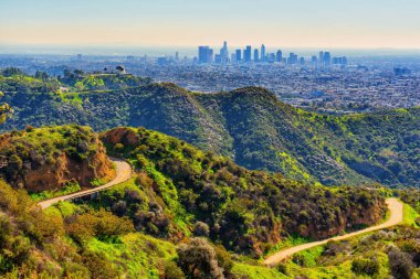 Dünyaca ünlü Griffith Gözlemevi Hollywood Hills yürüyüşü sırasında görüldüğü gibi büyüleyici Los Angeles siluetine karşı kurulmuştur..
