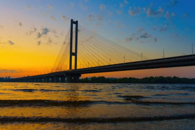 Araba köprüsü gün batımında sudan izleniyor..