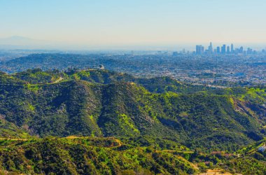 Gözlemevi ve genişleyen Los Angeles şehri ile ikonik Griffith Parkı 'nın çarpıcı panoramik manzarası.