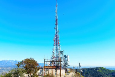 Los Angeles, Kaliforniya - 1 Şubat 2023 Hollywood tabelasının hemen arkasında ve sağında bina ve kule