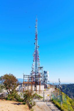 Los Angeles, Kaliforniya - 1 Şubat 2023: Bina ve Kule de dahil olmak üzere Los Angeles Merkezi İletişim Tesisi