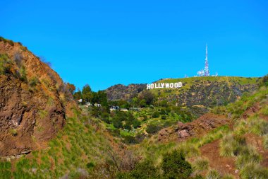 Los Angeles, California - 1 Şubat 2023: Rolling Hills ve Iconic Hollywood Tabelasına Karşı Açık Mavi Gökyüzü