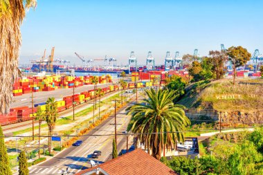 Los Angeles, Kaliforniya - 18 Aralık 2022 Los Angeles Limanı 'ndaki hareketli etkinlik