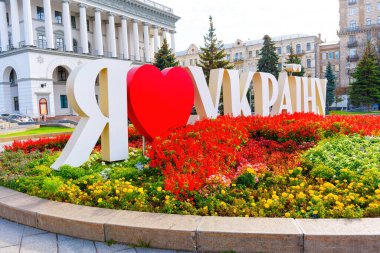 Kyiv, Ukrayna - 14 Ekim 2023: Ukrayna Anıtı 'nı seviyorum ve Ukrayna Ulusal Müzik Akademisi önünde çiçek açan