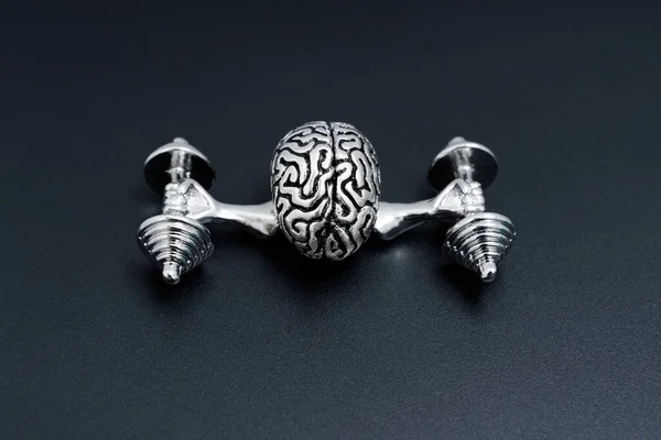 強力な腕を持つ重いダンベルを持ち上げる鋼鉄人間の脳模型 マインドエクササイズに関するコンセプト ストックフォト