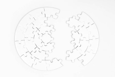 Beyaz arkaplanda iki parçaya bölünmüş boş dairesel yapbozun üst görüntüsü.