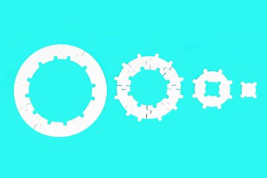 Daire şeklinde bir yapbozun bireysel bileşenleri rahatlatıcı mavi bir arka plana karşı sıraya dizilmiş. Sorun çözme, organizasyon ve takım çalışması kavramı.