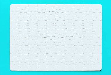 Açık mavi arkaplanda izole edilmiş boş dikdörtgen yapbozun yakın görüntüsü.