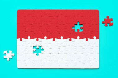 Endonezya bayrağının yapbozunun son iki parçasının birleştirilmeyi beklediği yakın plan fotoğrafı..