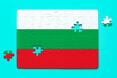 İki son parçanın yerleştirilmeye hazır olduğu kısmen monte edilmiş Bulgar bayrağı bulmacası.