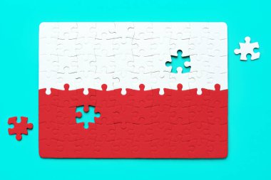 Polonya bayrağı bulmacası. Son iki parça yerleştirilmeyi bekliyor. Kararlılık, takım çalışması ve başarıyla ilgili konsept.