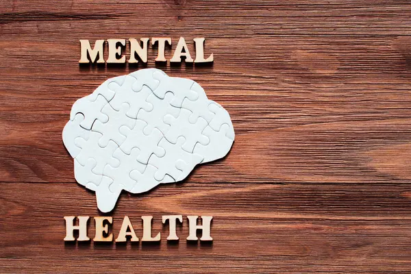 Parçalanmış ahşap bir arka planda açık ahşap harflerle yazılmış 