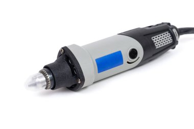 Beyaz arkaplanda izole edilmiş koruyucu bir kap ile küçük matkap aracı.