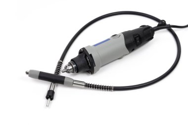 Beyazda izole edilmiş esnek bir şaft ile donatılmış kompakt döndürme aracının yakın görüntüsü.