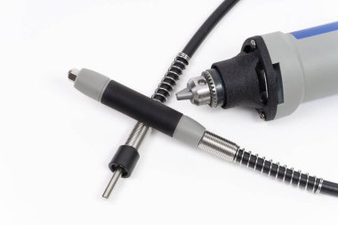 Beyaz üzerine izole edilmiş esnek bir şaft ile donatılmış mini bir döner aracın yakın plan görüntüsü.