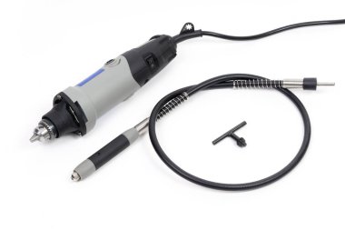 Esnek şaft eklentisi ve beyaz arkaplanda izole edilmiş chuck anahtarı ile donatılmış mini matkap..