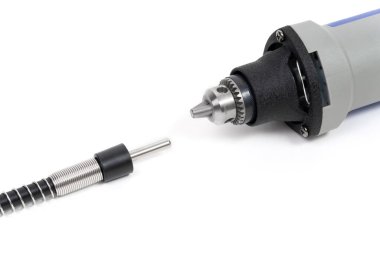 Mini matkabın yanına yerleştirilmiş esnek şaft çekirdeği beyaza izole edilmiş. Döndürme aracı eklentileri.