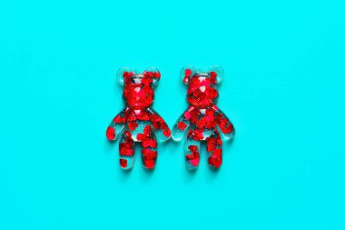 İçinde yüzen kırmızı kalpler olan saydam ayı figürleri. Sevgililer Günü konsepti.