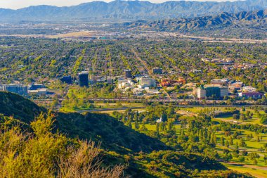 Los Angeles şehir manzarasına tepeden Hollywood tabelasına uzanan bir bakış..