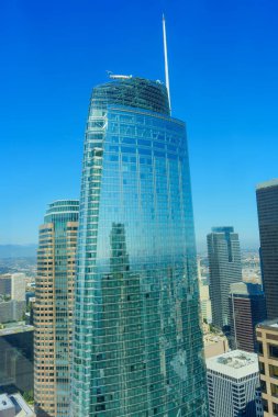 Los Angeles şehir merkezinde yükselen cam gökdelenin şaşaalı zarafeti..