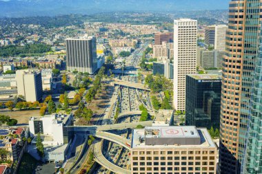 Los Angeles, Kaliforniya - 12 Nisan 2024: Yüksek Gökdelenler ve Los Angeles 'ın Bustling Caddeleri