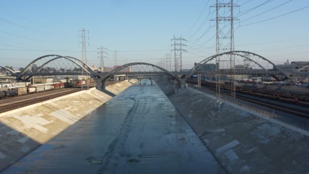 Вид Мост Улицы Реку Лос Анджелес Прилегающего Моста — стоковое видео