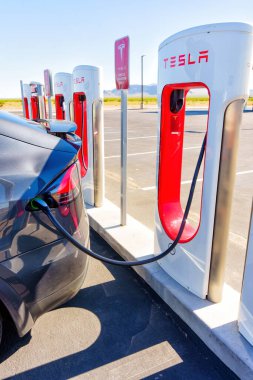 White Hills, Arizona - 14 Nisan 2024: Tesla Model X Superşarj istasyonundaki bir şarj limanına bağlandı