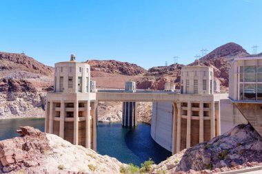Hoover Barajı 'ndaki Penstock Su Kulelerine yakın çekim