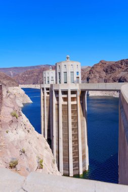 Boulder City, Nevada - 14 Nisan 2024: Mike OCallaghanPat Tillman Memorial Köprüsü, Hoover Barajı Manzarası
