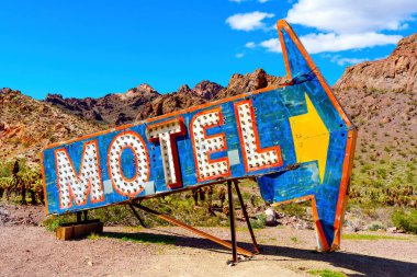 Nelson, Nevada - 15 Nisan 2024: Eski, yıpranmış motel tabelası kurak çöl manzarasının ortasında Nelson Hayalet Kasabası 'nda bir kalıntı olarak duruyor.