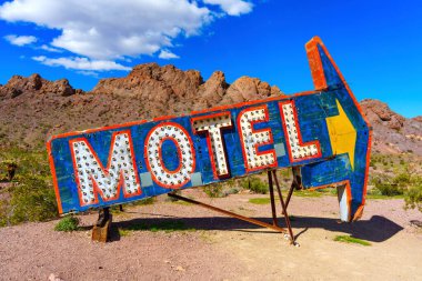 Nelson, Nevada - 15 Nisan 2024: Issız bir yerleşim yerindeki solmuş bir motel tabelasına yakın çekim.
