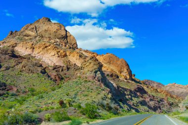 Resimli otoyol Nevada 'nın dağlık arazisinde esiyor..