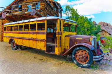 Nelson, Nevada - 15 Nisan 2024: Rusty Vintage okul servisi Nelson Hayalet Kasabası 'nda terk edildi.
