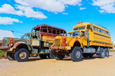 Nelson, Nevada - 15 Nisan 2024: Nelson Hayalet Kasabası 'nın çöl ortamında eski ve paslı ağır vasıtalar.