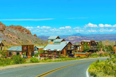 Nelson, Nevada - 14 Nisan 2024: Yıpranmış Nelson Hayalet Kasabası asfalt bir yolun yanında yer aldı