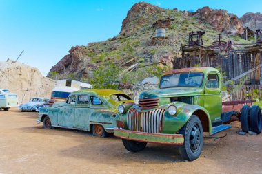 Nelson, Nevada - 15 Nisan 2024: Terk edilmiş vintage kamyon ve araba seçimi, Nelson Hayalet Kasabası