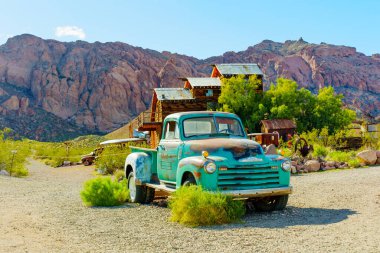 Nelson, Nevada - 15 Nisan 2024: Nelson Hayalet Kasabası 'ndaki ahşap binanın önüne park edilmiş klasik Chevrolet kamyonet