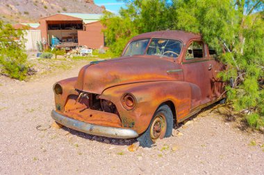 Nelson, Nevada - 15 Nisan 2024: Ağır şekilde aşınmış Chevrolet Fleetline aracının yakın görüntüsü