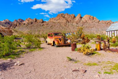 Nelson, Nevada - 15 Nisan 2024 terk edilmiş paslı Plymouth arabası batıdaki bir çöl kasabasının çorak arazisinde dinleniyor.