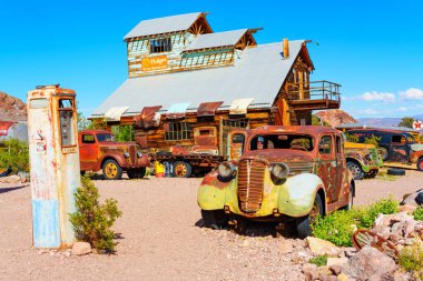 Nelson, Nevada - 15 Nisan 2024: Eldorado Canyon 'daki hayalet madencilik kasabasının eski ahşap binası ve paslı antika arabaları