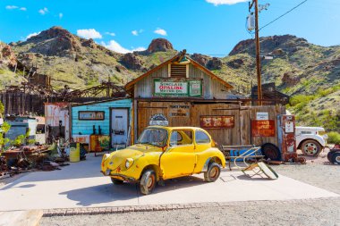 Nelson, Nevada - 15 Nisan 2024: Nelson Hayalet Kasabası 'nın Rustik veya terk edilmiş otomotiv tamir sahası