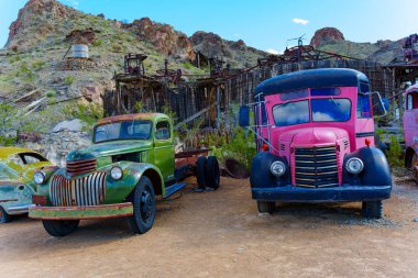 Nelson, Nevada - 15 Nisan 2024: Paslı vintage kamyonlarla terk edilmiş altın madencilik sahası