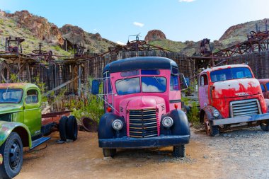 Nelson, Nevada - 15 Nisan 2024: Hayalet bir altın madeninde terk edilmiş vintage kamyonların seçimi