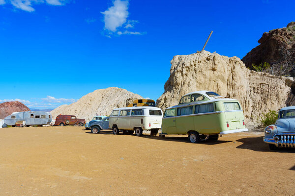 Нельсон, Невада - 15 апреля 2024 года: Выбор старинных брошенных автомобилей, расположенных на площади пустыни, на фоне прочных гор