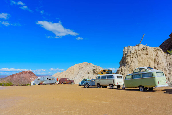 Нельсон, Невада - 15 апреля 2024 года: Выбор брошенных автомобилей в городе-призраке Нельсона