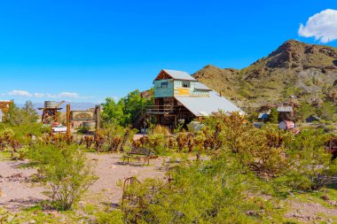 Nelson, Nevada - 15 Nisan 2024: Nelson Hayalet Kasabası 'nın terk edilmiş altın madencilik yerleşim yerinin yıpranmış yapıları